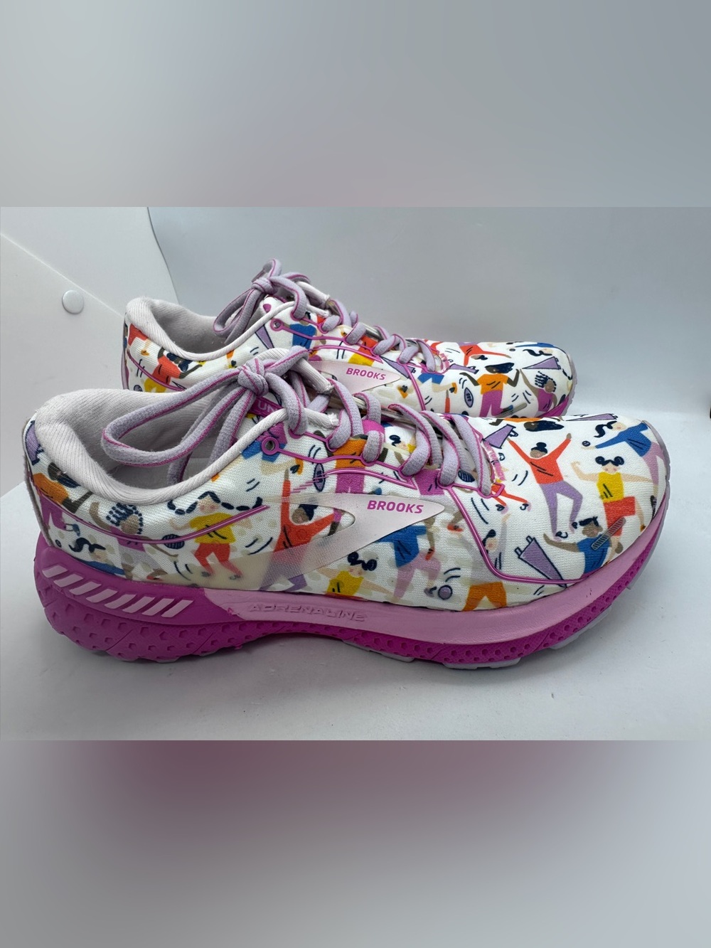 Brooks Women’s Adrenaline GTS 21 'Unity' Sneakers 7.5 (M)